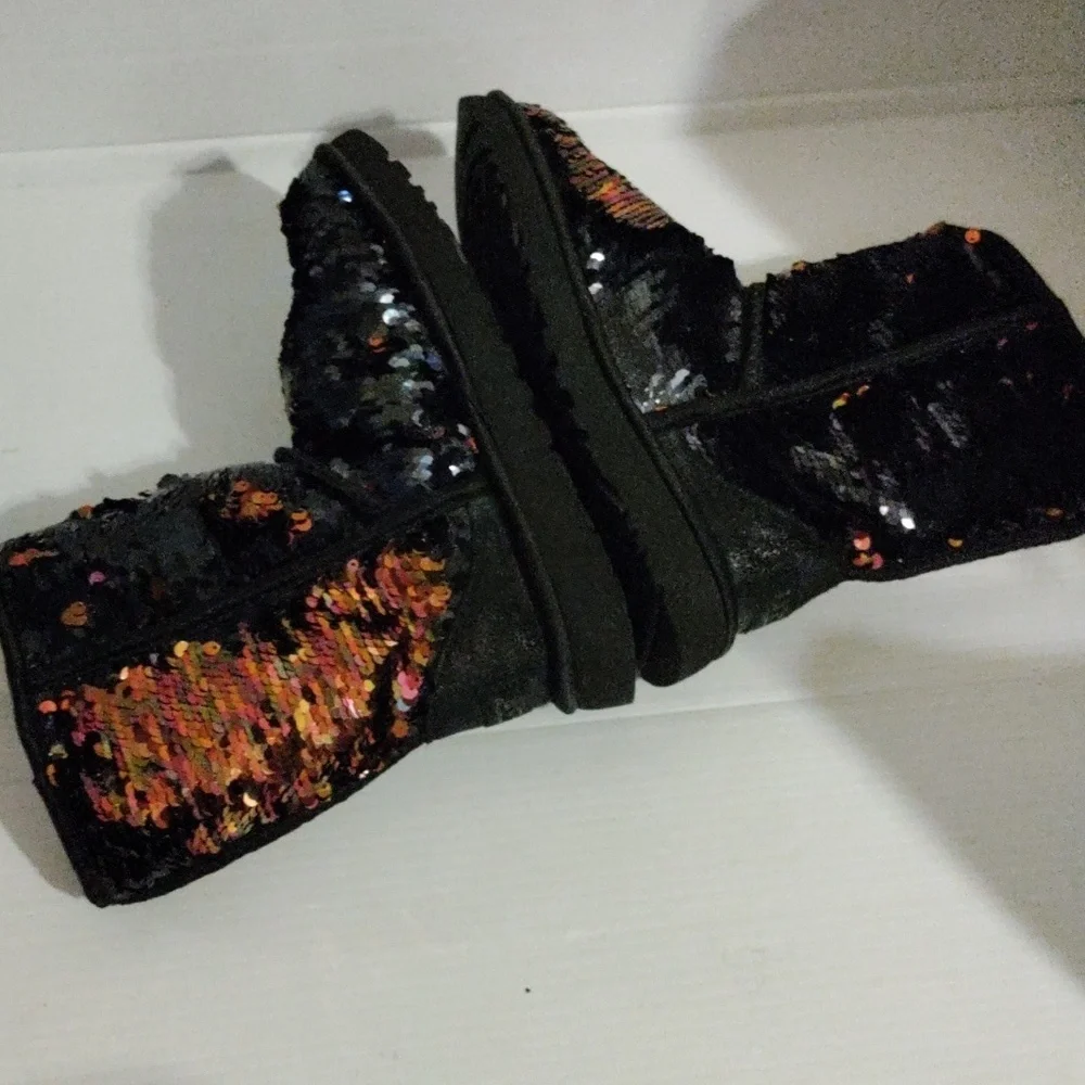 New UGG Women’s Classic Short Sequin Black Boots Sise 6